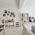 Sunny Flat W/ Jacuzzi & Balconies By Host Wise 아파트