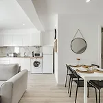 Sunny Flat W/ Jacuzzi & Balconies By Host Wise 아파트 *