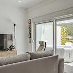 아파트 Sunny Flat W/ Jacuzzi & Balconies By Host Wise *
