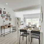 아파트 Sunny Flat W/ Jacuzzi & Balconies By Host Wise 세심브라