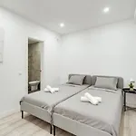 Sunny Flat W/ Jacuzzi & Balconies By Host Wise 아파트 세심브라