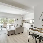 Sunny Flat W/ Jacuzzi & Balconies By Host Wise 아파트 *