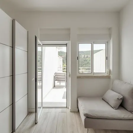 Hostwise - Sunny Flat W/ Jacuzzi & Balconies 세심브라