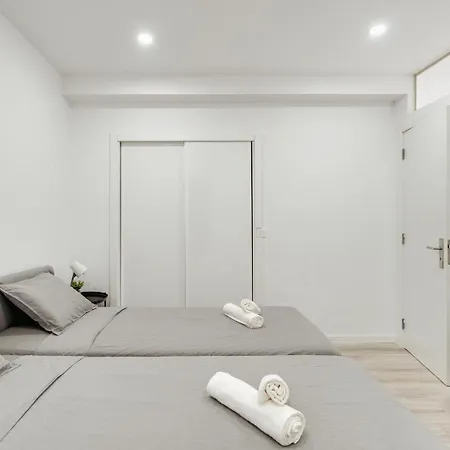 Hostwise - Sunny Flat W/ Jacuzzi & Balconies 아파트