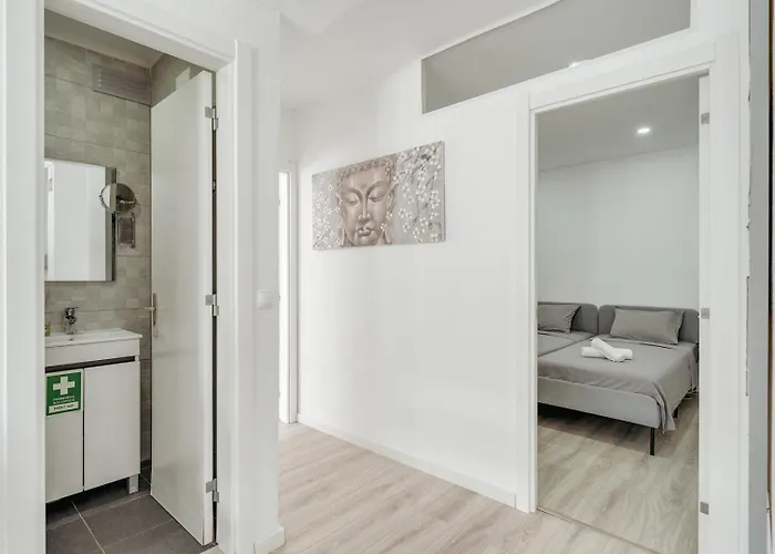 Sunny Flat W/ Jacuzzi & Balconies By Host Wise * セシンブラ