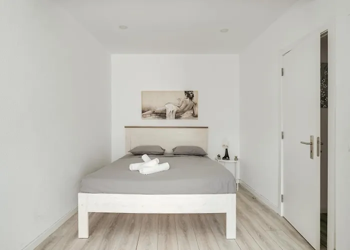 Sunny Flat W/ Jacuzzi & Balconies By Host Wise セシンブラ