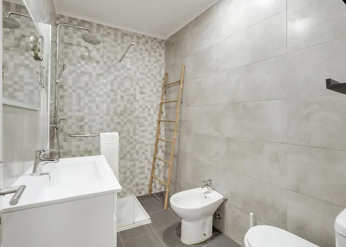 Sunny Flat W/ Jacuzzi & Balconies By Host Wise * セシンブラ