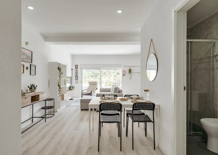 Sunny Flat W/ Jacuzzi & Balconies By Host Wise アパート