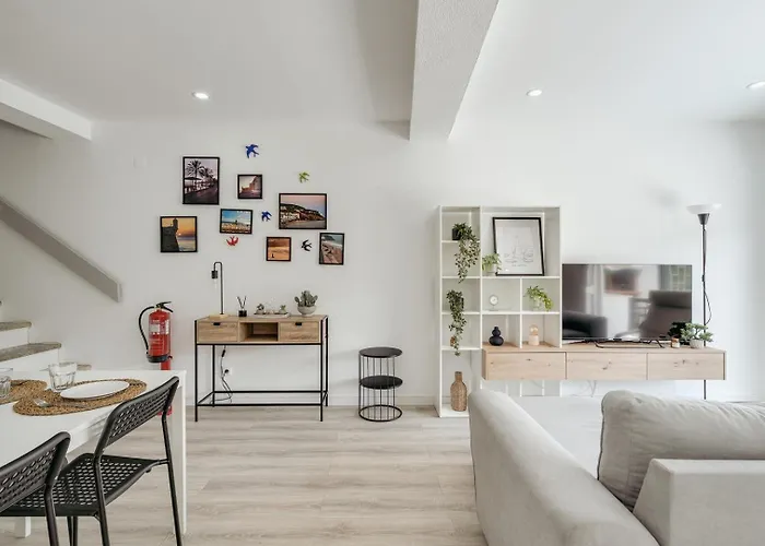 Sunny Flat W/ Jacuzzi & Balconies By Host Wise アパート