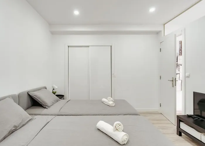 Sunny Flat W/ Jacuzzi & Balconies By Host Wise アパート